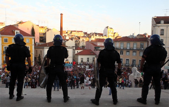  Elementos do Corpo de Interven&ccedil;&atilde;o seguem os movimentos dos manifestantes concentrados diante do Parlamento, em Lisboa. A pol&iacute;cia acabaria por recorrer &agrave; for&ccedil;a (fotografia: Jo&atilde;o Relvas, Lusa) 