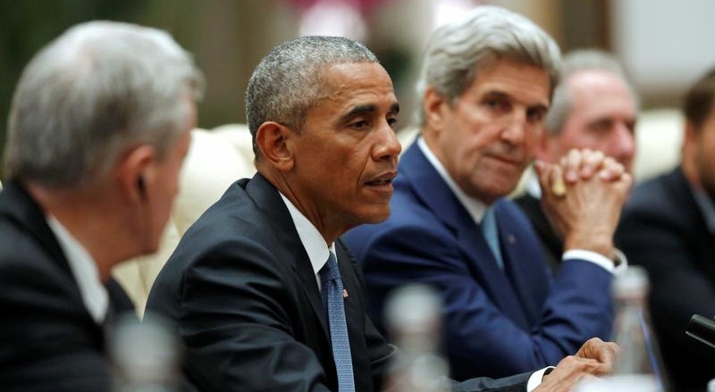 Barack Obama (ex-Presidente norte-americano) ao lado do John Kerry, ex-secretário de Estado norte-americano, que ajudou a negociar o acordo de 2015. 
