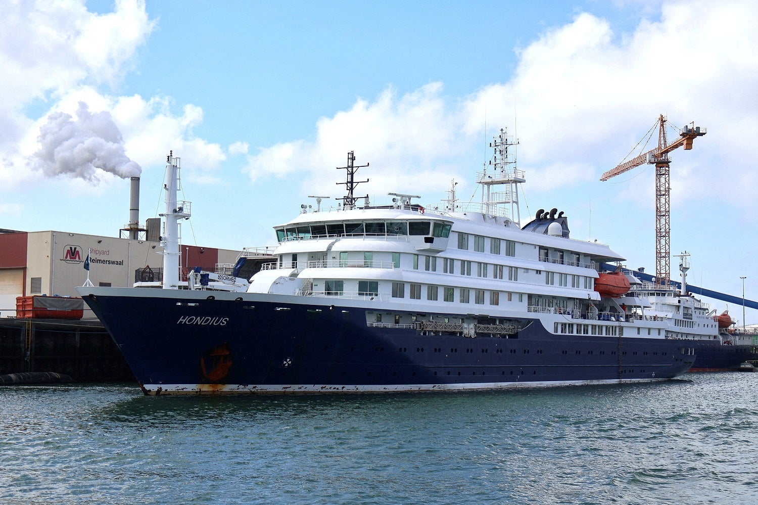 Síndrome respiratória. Três doentes estáveis entre 147 pessoas a bordo de navio