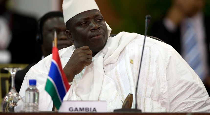 "O destino da Gâmbia está nas mãos de Deus Todo Poderoso Alá", proclamou o Presidente Al Hadji Yahya Jammeh

