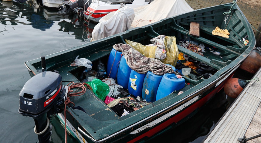Imagem do barco onde seguiam os migrantes ilegais
