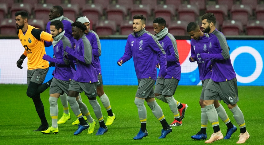 A equipa do FC Porto corre na Turquia à procura de uma vitória
