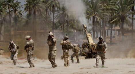 Soldados iraquianos em combates de artilharia com extremistas sunitas do EIIL (foto Reuters)