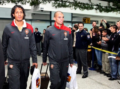 Bruno Alves e Pepe à chegada a Sarajevo
