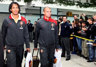 Bruno Alves e Pepe à chegada a Sarajevo
