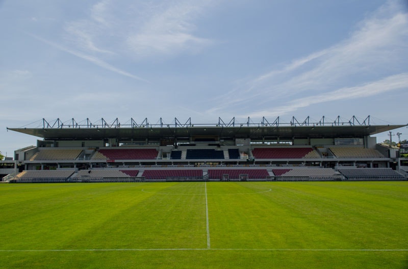 O Estádio Cidade de Barcelos recebe um tapete novo
