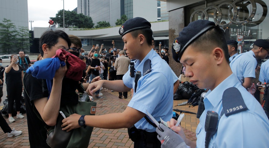 A polícia recorreu, na quarta-feira, a balas de borracha e gás lacrimogéneo para dispersar milhares de manifestantes em Hong Kong
