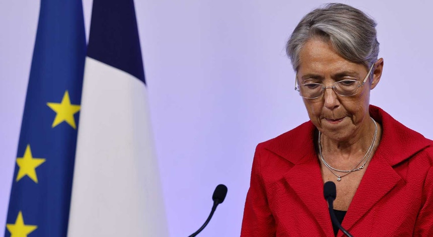 A primeira-ministra indigitada por Emmanuel Macron, Elisabeth Born, alertou no domingo para o "risco" de uma Assembleia Nacional dividida. 
