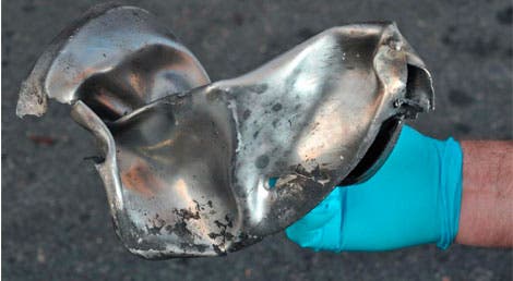 Aquilo que a policia americana identifica para já como um pedaço de uma panela de pressão que estaria cheia de pregos e outras peças de metal Aquilo que a policia americana identifica para já como um pedaço de uma panela de pressão que estaria cheia de pregos e outras peças de metal