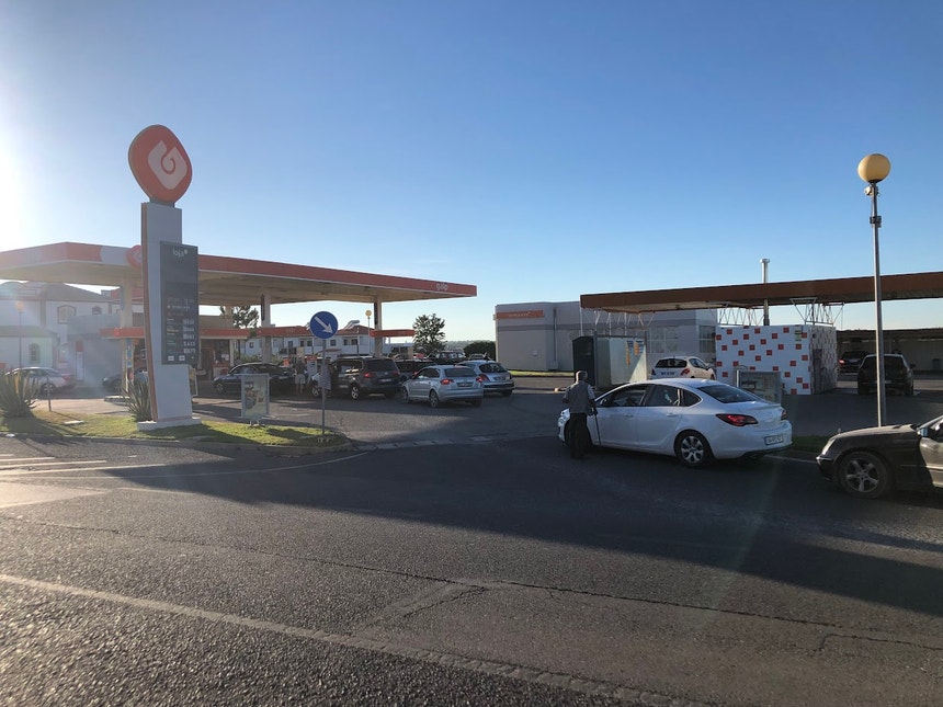 Atravessar a fronteira para abastecer compensa