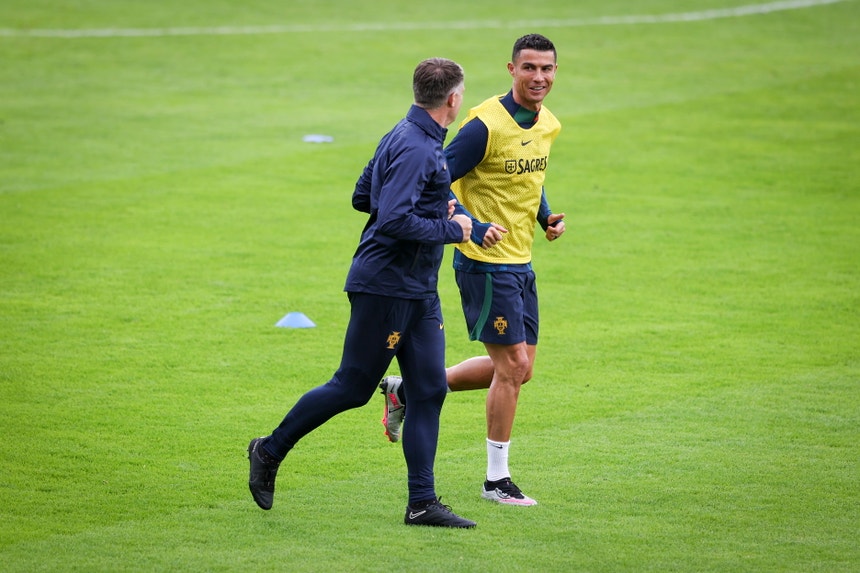 Ronaldo dá a vitória no jogo 200 por Portugal