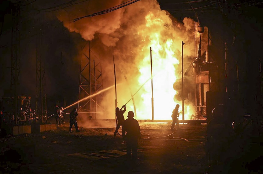 A resposta russa à contraofensiva da Ucrânia a noroeste tem sido bombardear infraestruturas civis, como este edifício em Kharkhiv
