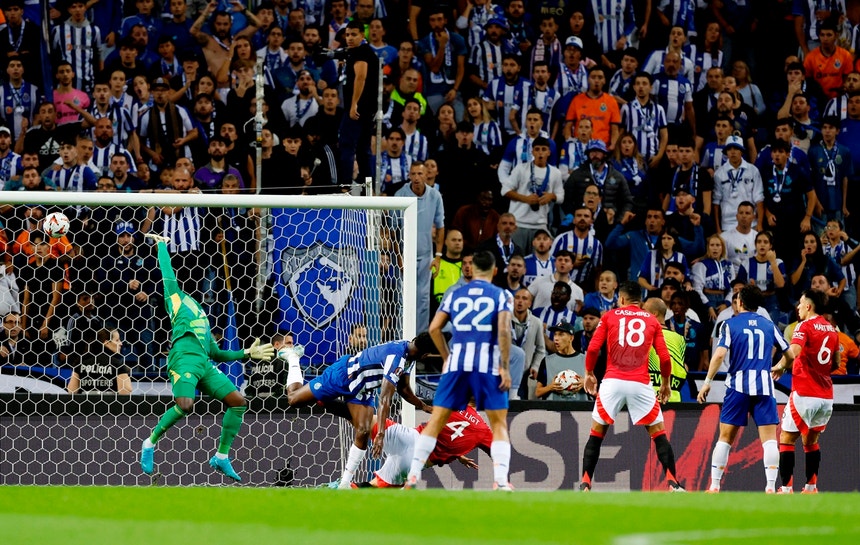 Samu a marcar ao Man. United ao serviço do FC Porto
