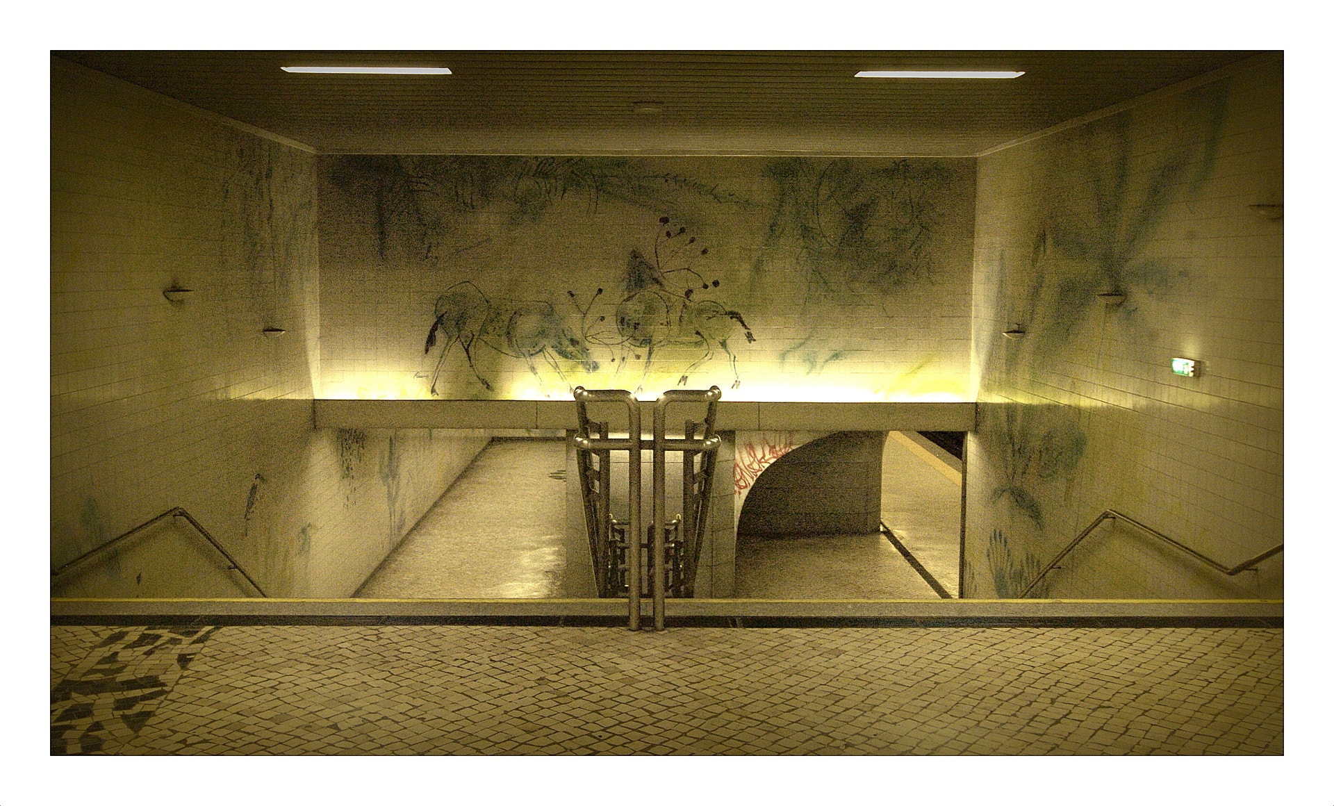  Jardim Zool&oacute;gico: at&eacute; 1988 foi conhecida como esta&ccedil;&atilde;o de Sete Rios. Faz parte das 11 esta&ccedil;&otilde;es originais do Metro de Lisboa inauguradas em 29 de dezembro de 1959. O projeto original &eacute; do arquiteto Falc&atilde;o e Cunha e da pintora Maria Keil. A remodela&ccedil;&atilde;o, que integrou o prolongamento do cais de embarque e a constru&ccedil;&atilde;o de um segundo &aacute;trio com liga&ccedil;&atilde;o &agrave; esta&ccedil;&atilde;o de Sete Rios da REFER, foi realizada a partir do projeto arquitet&oacute;nico de Benoliel de Carvalho com interven&ccedil;&otilde;es pl&aacute;sticas do pintor J&uacute;lio Resende e foi conclu&iacute;da a 25 e julho de 1995.  