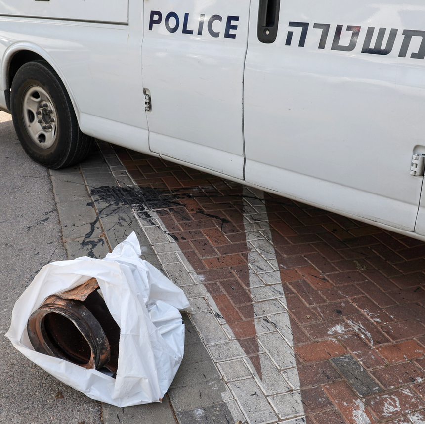 Pedaço de um rocket recolhido pela polícia israelita.
