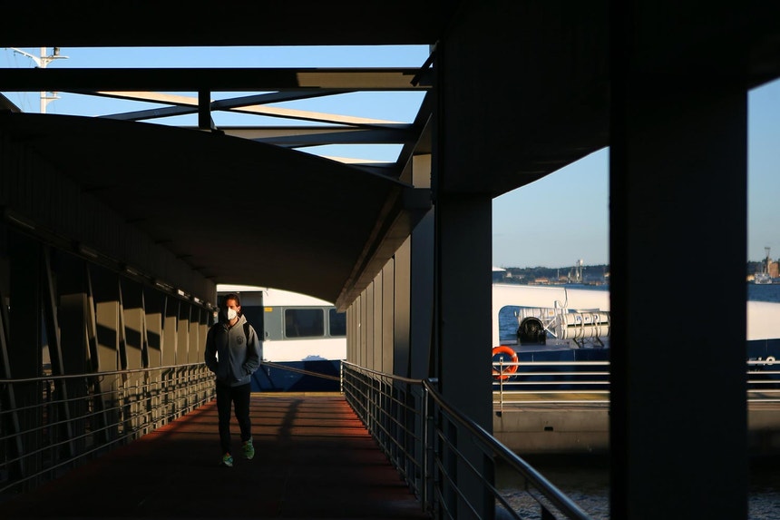 Um homem de máscara, passageiro da Transtejo à chegada ao Cais do Sodré, em Lisboa, 29 de abril de 2020.
