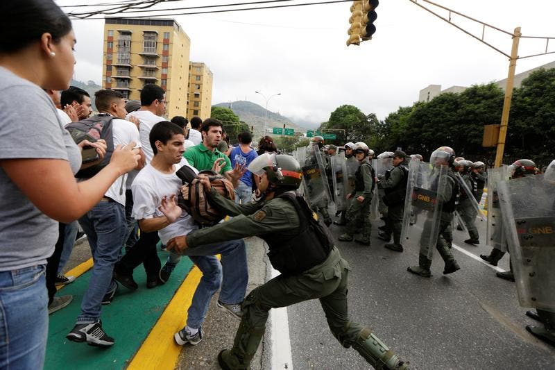 Confrontos junto à sede do Supremo Tribunal de Justiça, em Caracas (foto: Marco Bello - Reuters)