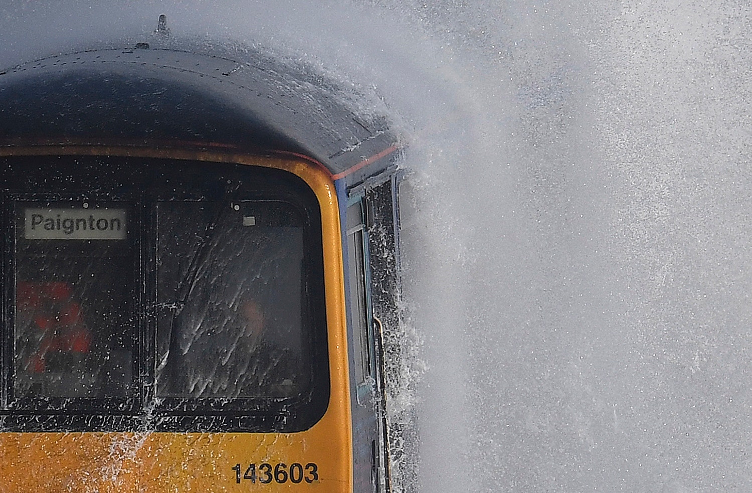  Devido ao mau tempo, as ondas atingem um comboio no Reino Unido / Toby Melville - Reuters 