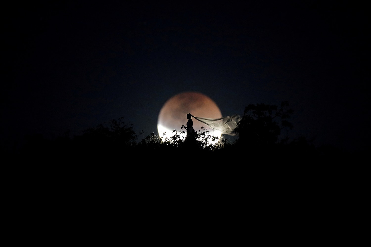  Uma noiva posa durante eclipse lunar /Ueslei Marcelino - Reuters 