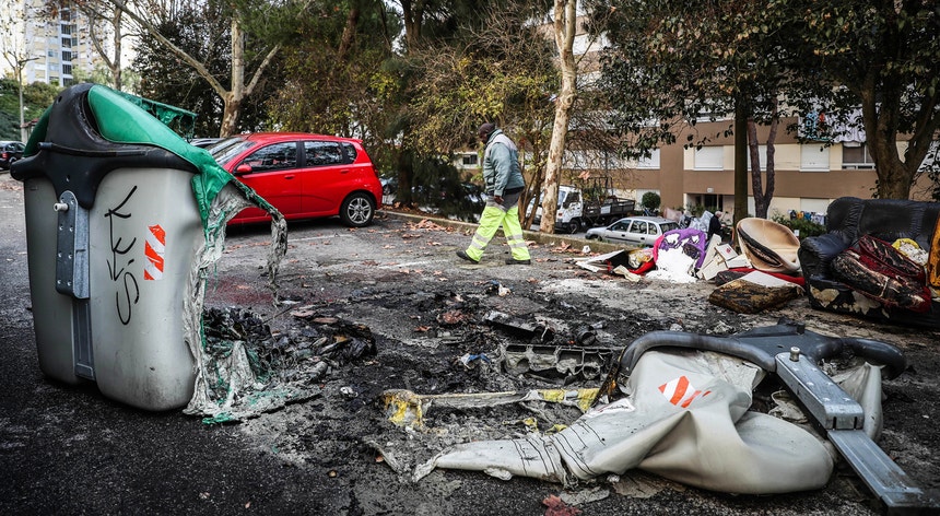 Na noite de segunda para terça-feira haviam sido queimados automóveis e caixotes do lixo em Odivelas e Póvoa de Santo Adrião
