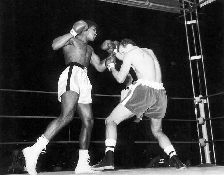  Luta com Henry Cooper, em Londres, em maio de 1966 