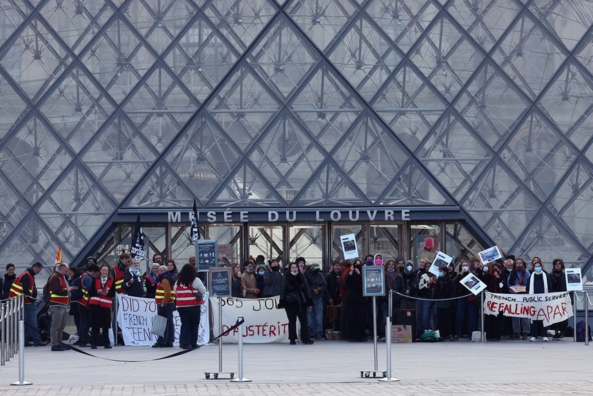 Ações de protesto continuam em França. Primeiro-ministro pede recolher obrigatório parcial em algumas regiões