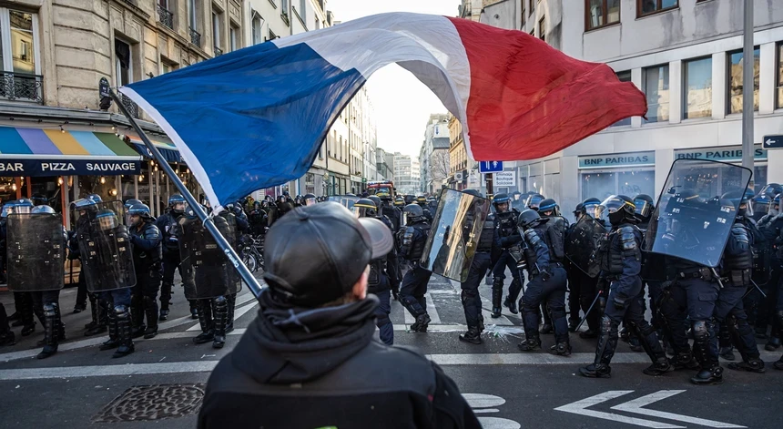 Os franceses voltam hoje a sair à rua para se manifestarem contra a reforma do sistema de pensões
