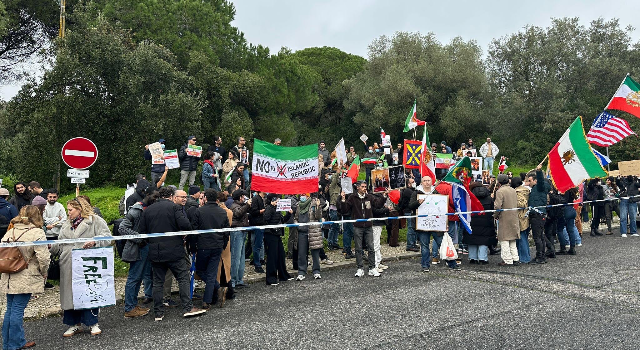 Uma centena de pessoas protestam contra regime iraniano em Lisboa