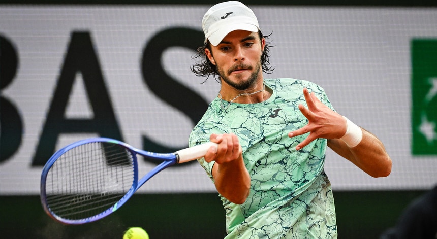 Faria bate Dimitrov no caminho para Roland Garros