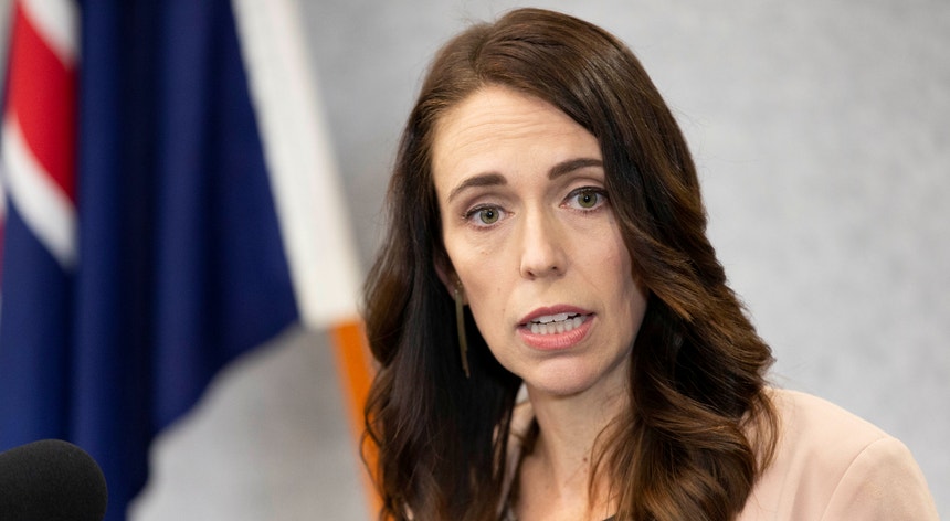 A Nova Zelândia anuncia novas sanções contra a Rússia, através da primeira-ministra, Jacinda Ardern
