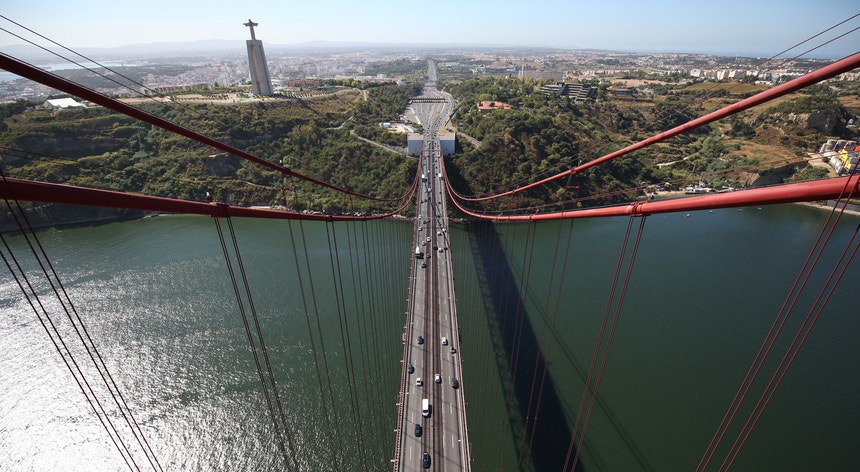 A Infraestruturas de Portugal é uma empresa pública que gere e coordena a segurança da exploração rodoviária e ferroviária da travessia
