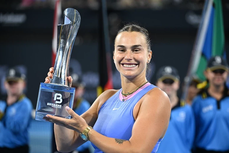 Imagem relacionada com a notícia: Sabalenka ergueu o troféu
