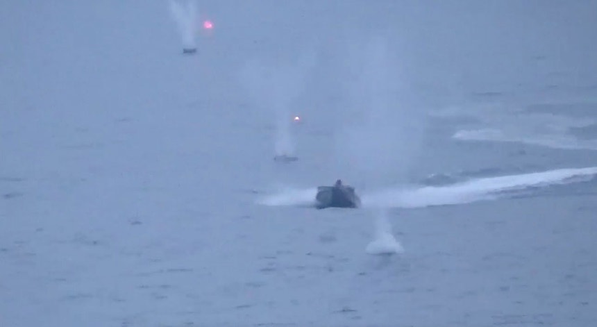 Imagem retirada de vídeo sobre o alegado ataque a um navio de vigilância russo no Mar Negro em águas turcas
