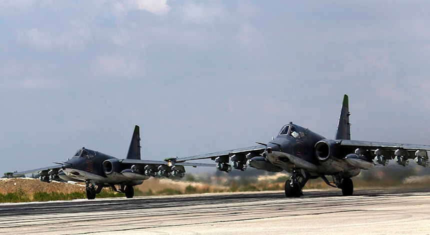 Caças russos SU-25 a levantar da base aérea de Latakia, Síria, no dia 4 de outubro de 2015
