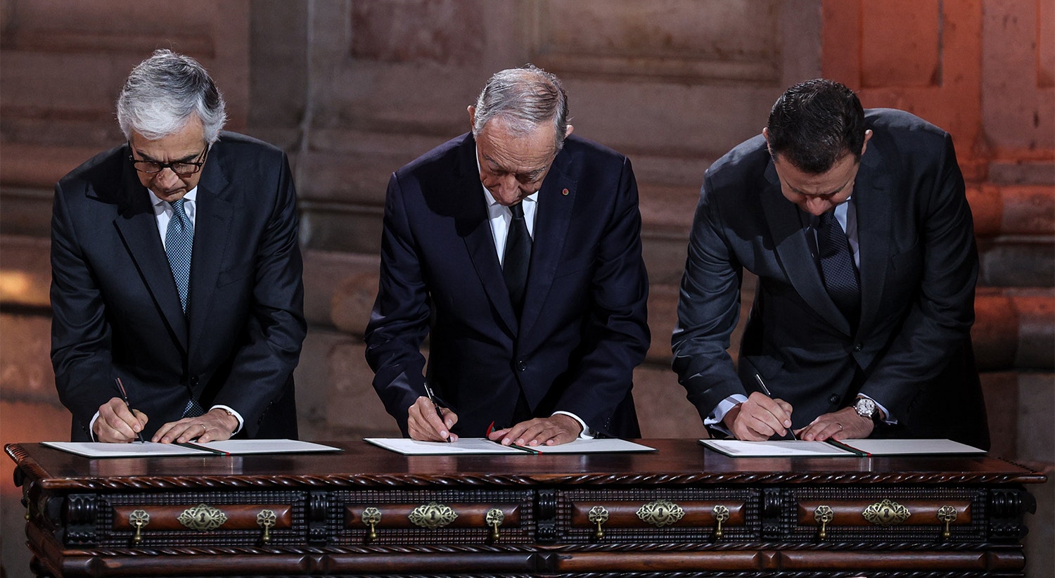  Marcelo Rebelo de Sousa, Lu&iacute;s Montenegro e Jos&eacute; Aguiar-Branco assinaram o termo de sepultura de E&ccedil;a de Queiroz no Pante&atilde;o Nacional. | Foto: Lusa 