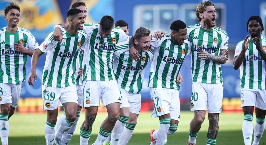 Imagem de Rio Ave triunfa no Estoril