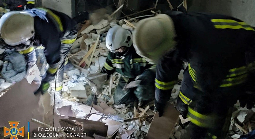 Um míssil atingiu um edifício residencial de nove andares e provocou a morte a dez civis

