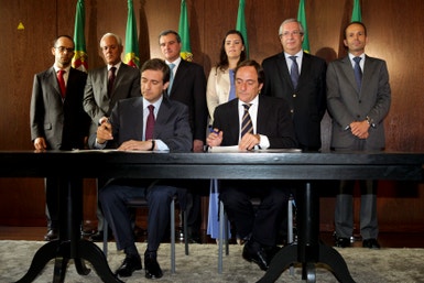 Pedro Passos Coelho e Paulo Portas no momento da assinatura do acordo político intitulado "Maioria para a Mudança"
