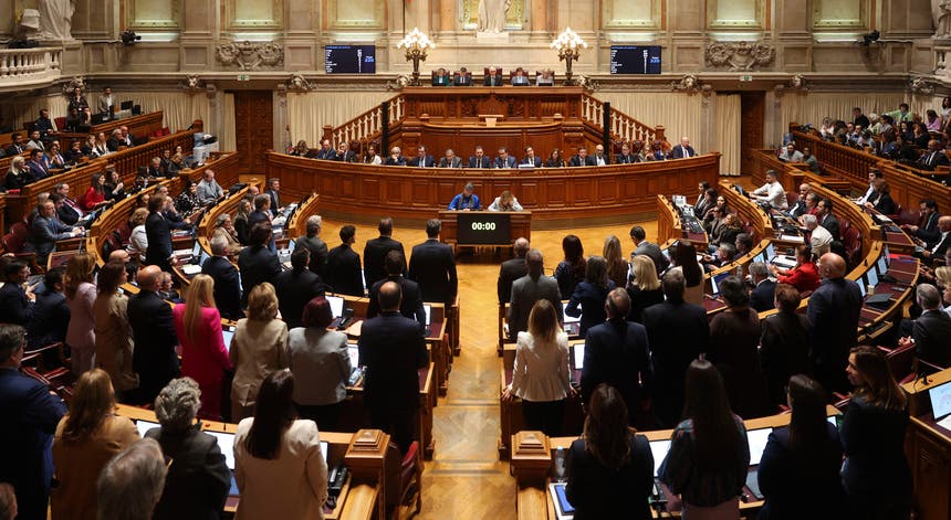 Imagem de Orçamento aprovado com abstenção do PS e avisos para a especialidade