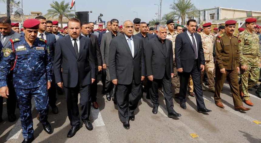O primeiro-ministro iraquiano, Adel Abdul Mahdi (ao centro), copm outros dignitários do regime de Bagdade
