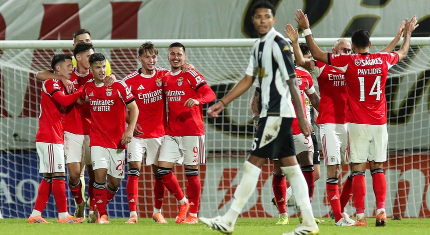 Benfica arranca vitória na Madeira