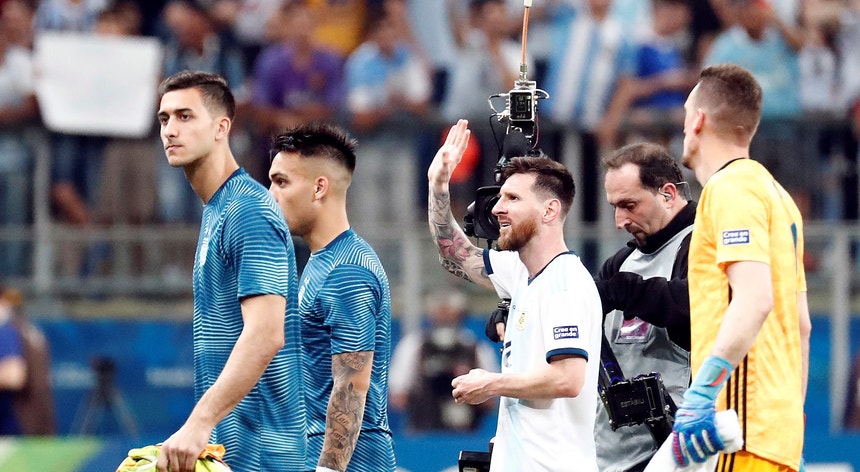 Messi respirou de alívio ao ver a Argentina passar aos quartos de final da Copa América
