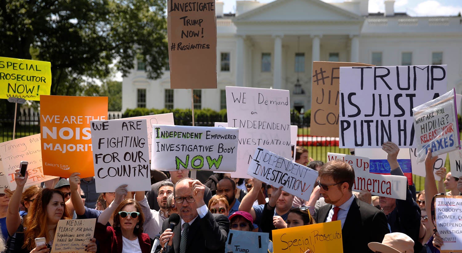 A demiss&atilde;o do diretor do FBI gerou um protesto dos Democratas em frente &agrave; Casa Branca. Foto: Jonathan Ernst - Reuters