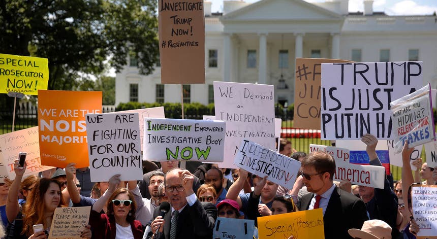A demissão do diretor do FBI gerou um protesto dos Democratas em frente à Casa Branca. Foto: Jonathan Ernst - Reuters A demissão do diretor do FBI gerou um protesto dos Democratas em frente à Casa Branca. Foto: Jonathan Ernst - Reuters