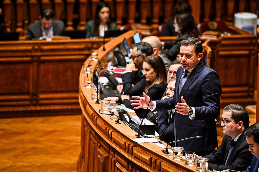 Governo pede novo adiamento do debate quinzenal perante estragos do mau tempo
