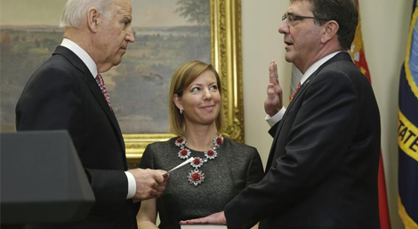 Momento do juramento de Ash Carter como novo secretario da Defesa dos EUA (foto: Reuters)