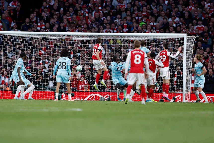 Arsenal vence Burnley e fica perto de conquistar a Premier League