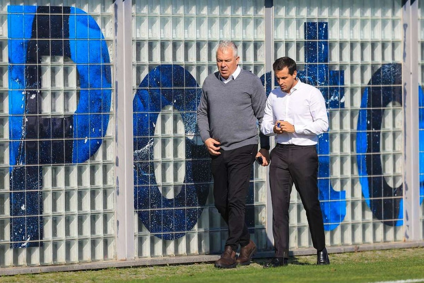 Jorge Costa foi abordado por adeptos portistas após a derrota na Luz
