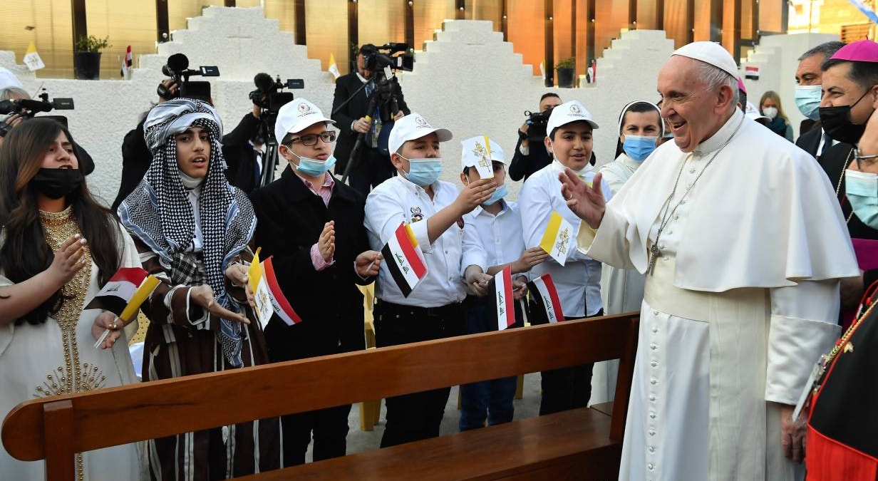  Bagda. Papa entre fieis na Chaldean Cathedral of 'Saint Joseph' | Vatican Media - EPA   