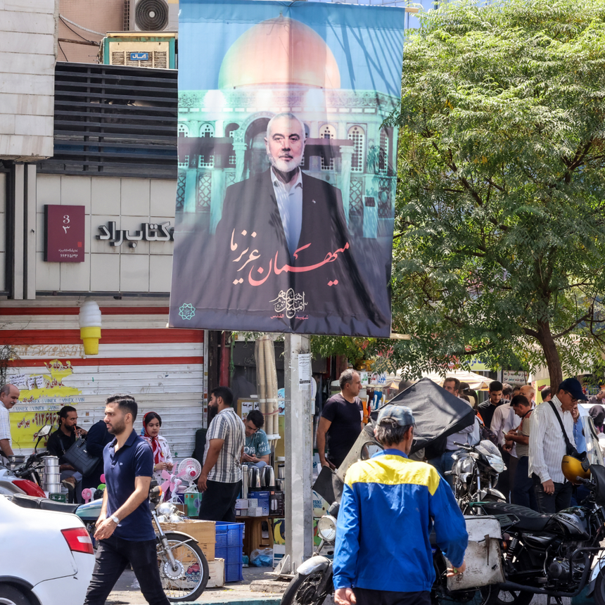 Imagem relacionada com a notícia: Rosto do líder político do Hamas, Ismail Haniyeh, em Teerão.
